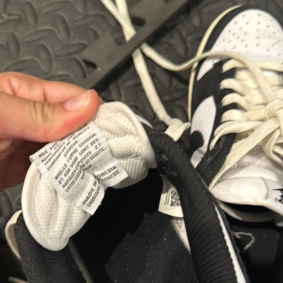 Nike dunk Black and White Sneakers - Picture 9 of 9
